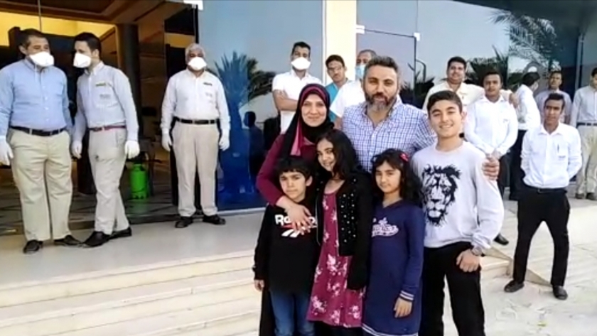 فوتوسيشن لعائلة مصرية بالحجر الصحي قبل مغادرة مرسي علم