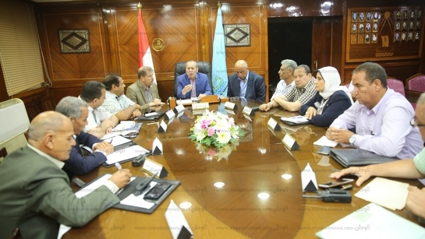 محافظ كفر الشيخ يجتمع مع رؤساء المدن
