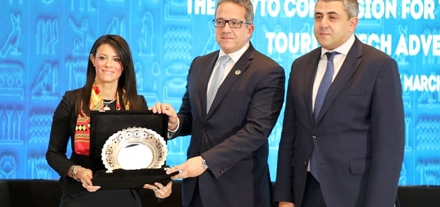 الدكتورة رانيا المشاط وزيرة السياحة تكرم وزير الأثار