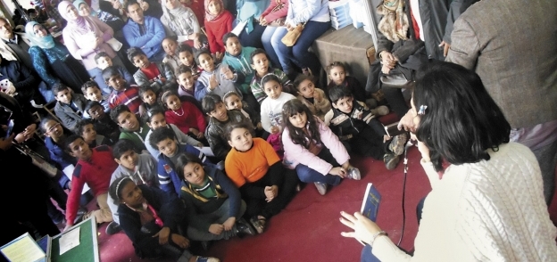 الأطفال وأسرهم ينصتون إلى حديث «رانيا» فى معرض الكتاب