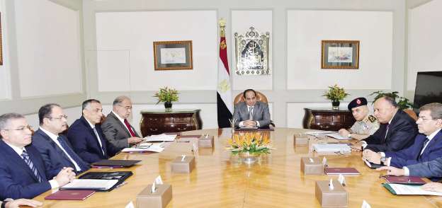الرئيس خلال الاجتماع مع رئيس الحكومة وعدد من الوزراء