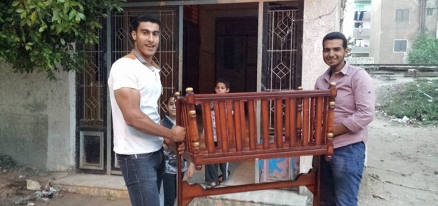 محمد وأحمد يوزعان التبرعات بالجمعية التابعة للكنيسة