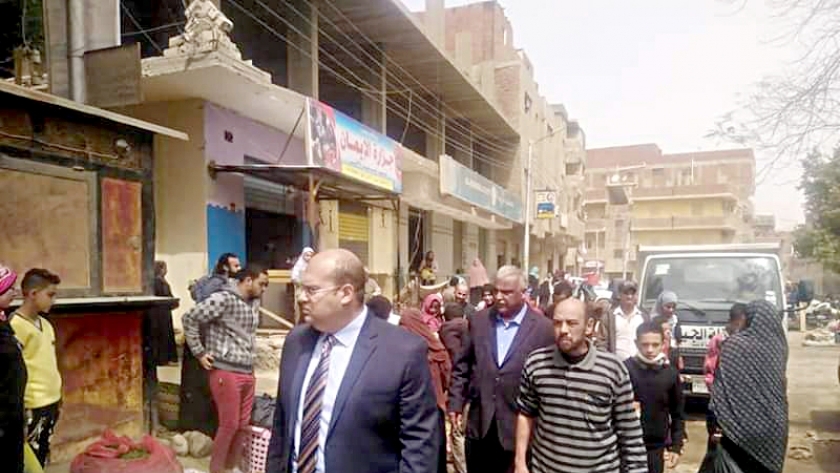 نائب محافظ الجيزة يقود حملة مكبرة لالغاء سوق ( الأثنين) بمدينة الصف