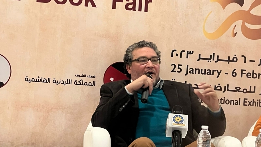 الكاتب هاني شمس يتحث خلال الندوة