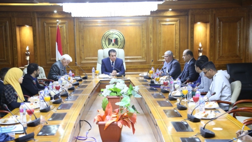 وزير التعليم العالي يستعرض خطة عمل اللجنة الإعلامية للاتحاد الرياضي المصري للجامعات