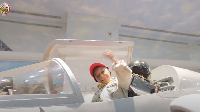 9 صور ترصد فرحة «بسملة» بعد تحقيق السيسي حلمها بركوب طائرة عسكرية