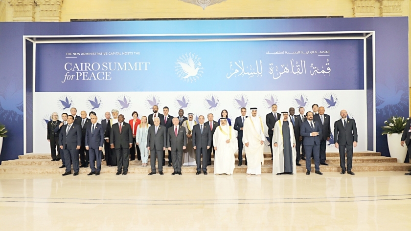 الرئيس عبدالفتاح السيسى يتوسط زعماء وملوك وقادة الدول والمنظمات الدولية المشاركة فى قمة السلام