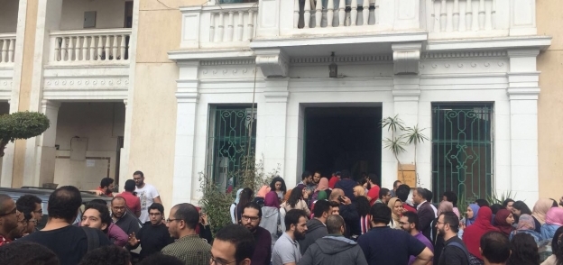 جانب من الوقفة الاحتجاجية لطلاب كلية الطب بجامعة عين شمس