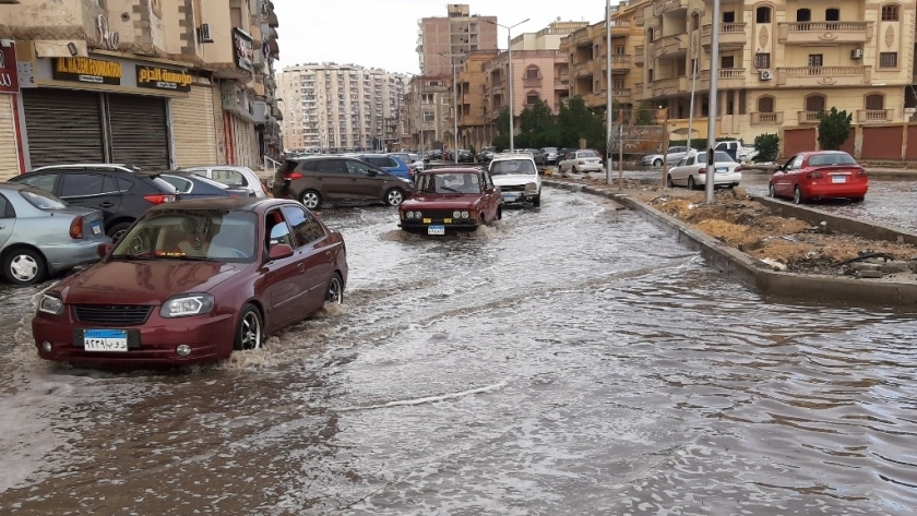 مناطق فى السويس تجمعت فى شوارعها مياه الأمطار