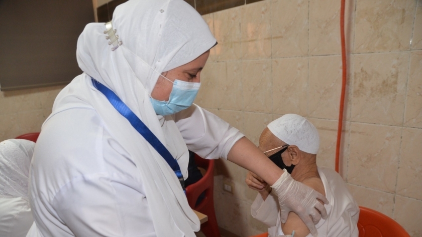 تطعيم أحد المواطنين بالجرعة التنشيطية من لقاح كورونا