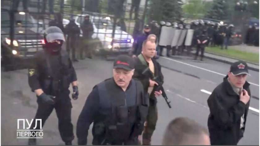 رئيس بيلاروسيا يحمل السلاح في وجه المحتجين