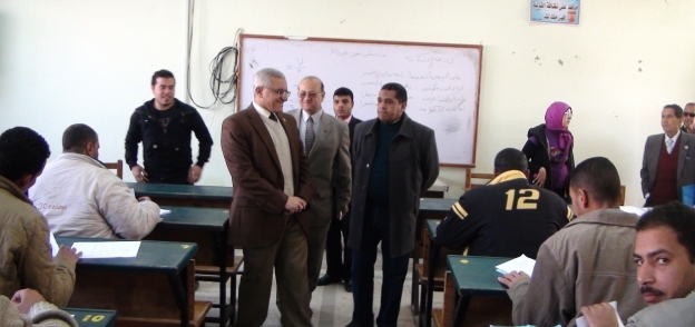 رئيس جامعة المنيا يتفقد امتحانات التعليم المفتوح