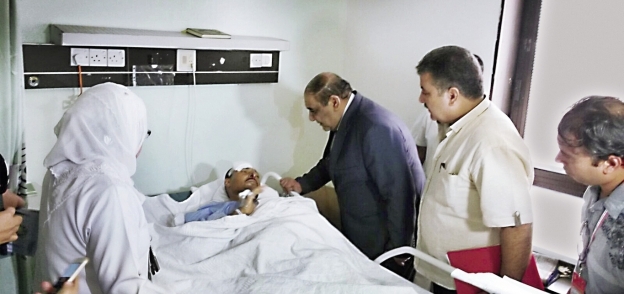 اللواء سيد ماهر أثناء زيارته للمصابين المصريين فى الحادث بالمستشفى