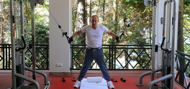 بالصور| بوتين ورئيس وزراء حكومته في "صالة الألعاب الرياضية"