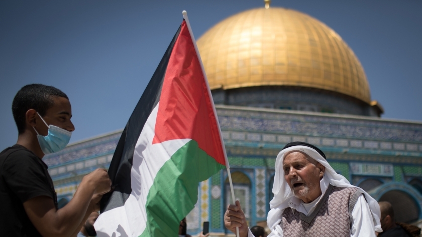 مسن يحمل علم فلسطين في القدس