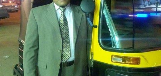 محمد عبدالرحمن يقف أمام «التوك توك»