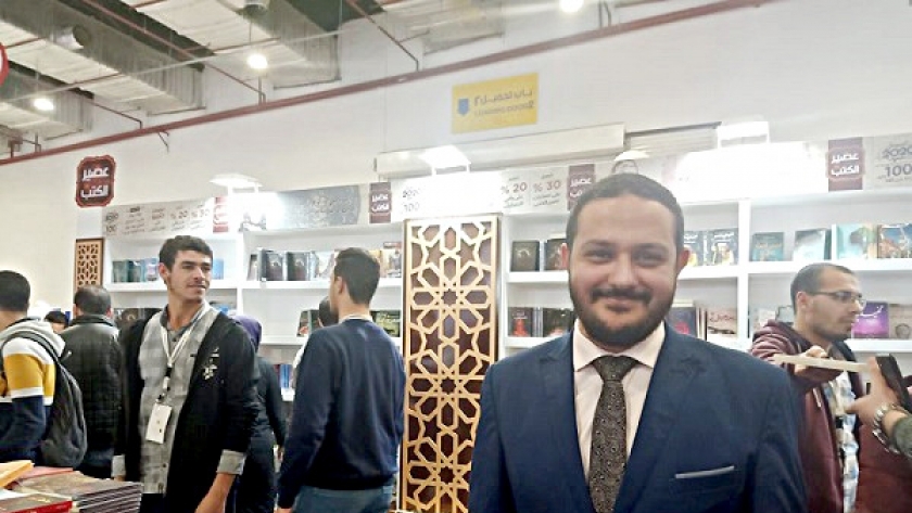 محمد شوقي الفائز بجائزة أفضل جناح بمعرض الكتاب
