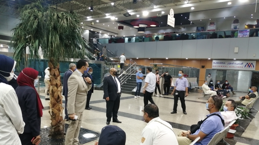 الملاح أشرف حافظ مدير مبنى الركاب رقم 1 بمطار القاهرة الدولي يستقبل المسافرين
