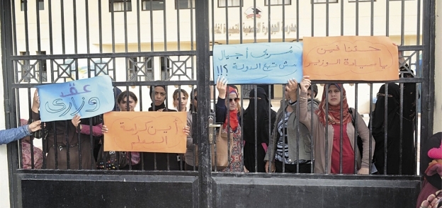 معلمات الغردقة خلال إضرابهن عن العمل للمطالبة بتعيينهن