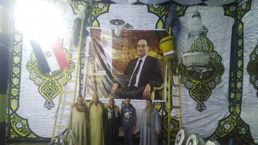 صورة مبارك تتصدر سرادق عزائه الشعبي في بني سويف