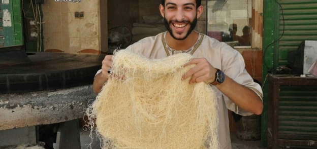 محمد يصنع فوتوسيشن بين الكنافة والقطايف