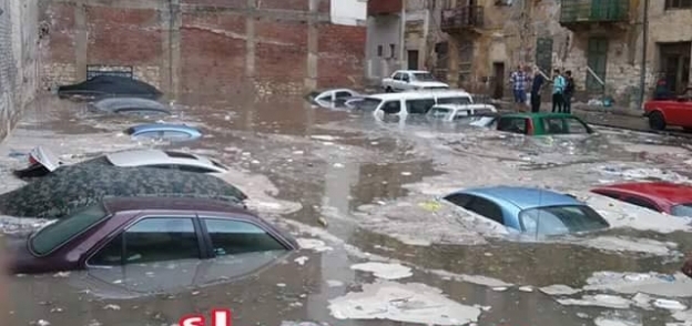 سيارات غارقة في المياه بشوارع الإسكندرية