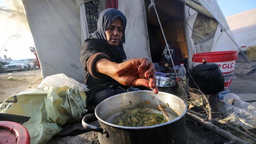 سيدات غزة يتطوعن لإعداد الإفطار