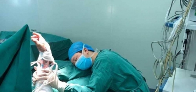 طبيب ينام فى غرفة العمليات