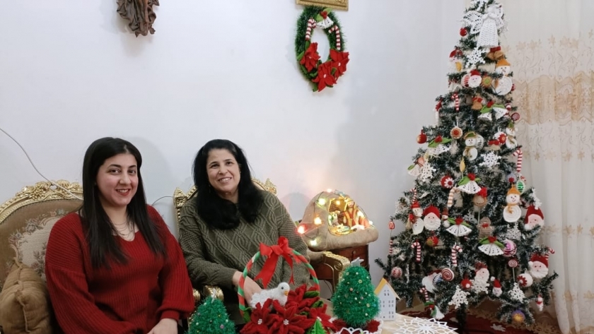 ماري ومارينا يصنعان هدايا الكريسماس ومزود ميلاد المسيح