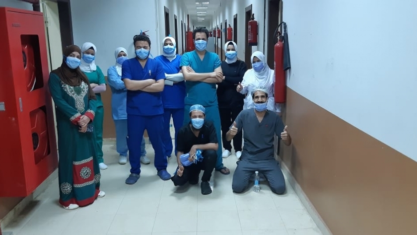 أطباء مستشفى العزل بالمدينة الجامعية في بني سويف مع متعافية