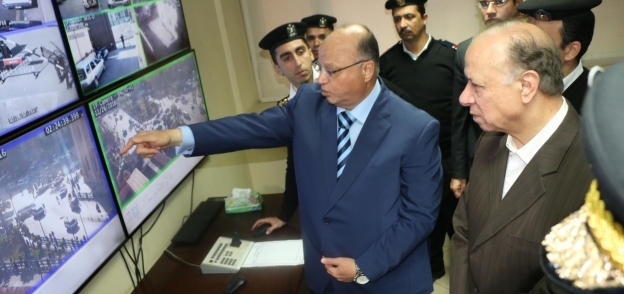 محافظ القاهرة يتفقد غرفة عمليات مديرية الأمن