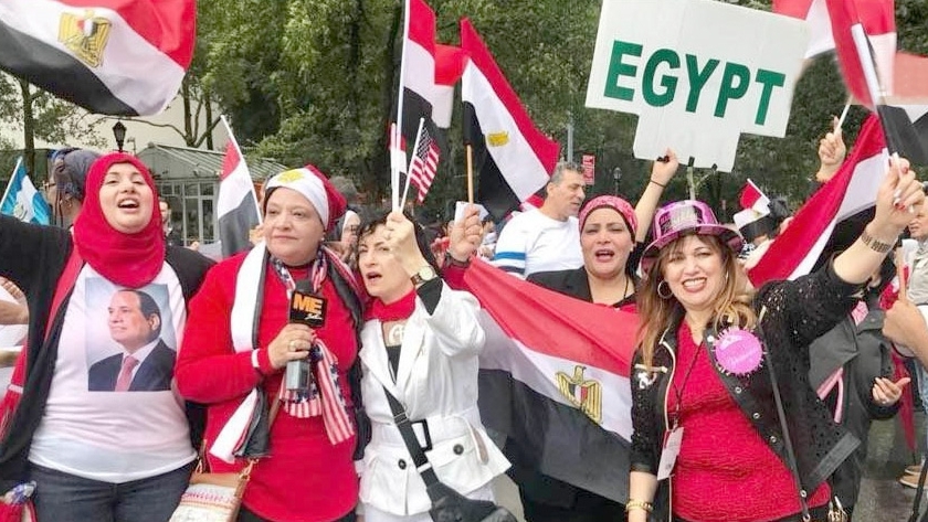 السيدات توافدن على لجان الاقتراع بأعلام مصر فى أمريكا