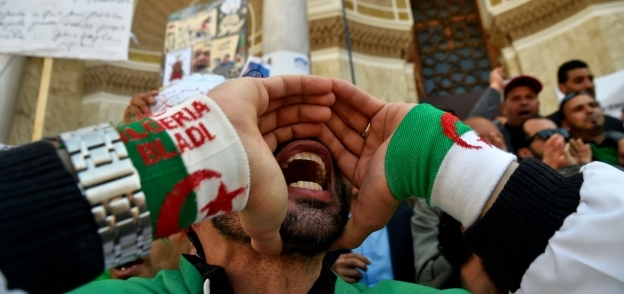 مواطن جزائري مشارك في مظاهرات يوم الجمعة - صورة أرشيفية