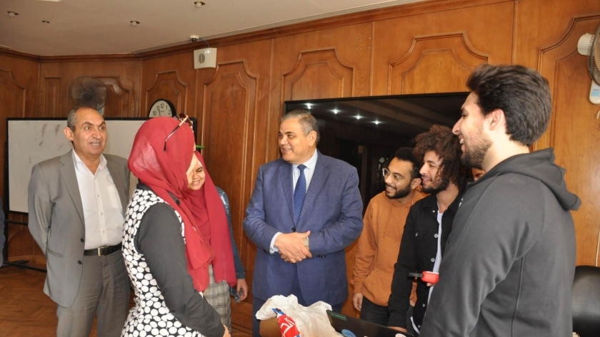 رئيس جامعة كفر الشيخ يتفقد مشروعات بحثية للطلاب