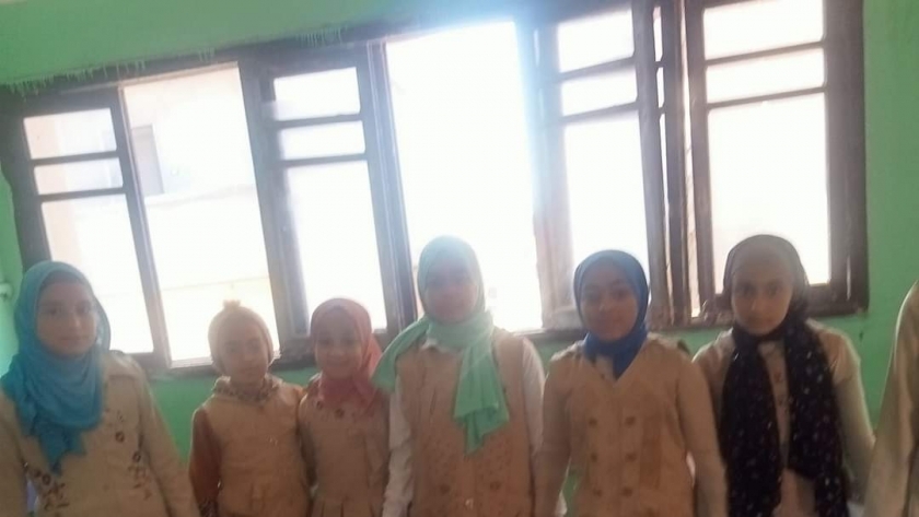 تلاميذ مدرسة ابتدائية ببني سويف يطلقون مبادرة لتجميع وتوزيع شنط رمضان