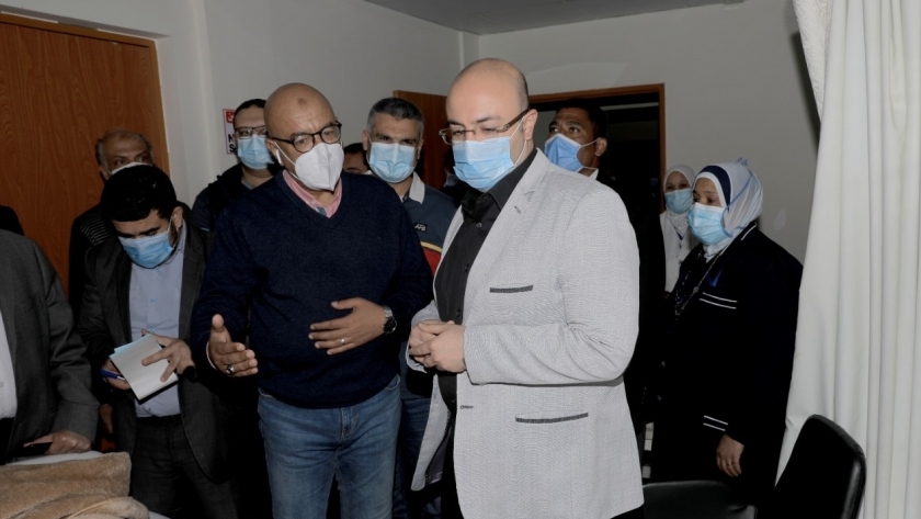 محافظ بني سويف يزور مديرة مستشفى ناصر بعد تعرضها لحادث