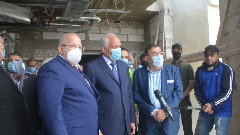 محافظ الجيزة ورئيس جامعة القاهرة خلال جولة تفقدية  بمستشفى ثابت ثابت الجامعي للأمراض