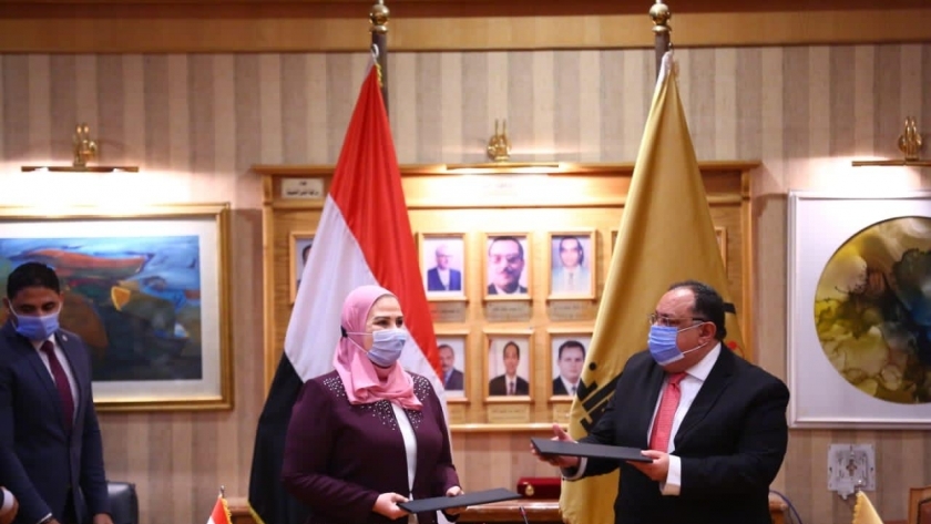 وزيرة التضامن خلال لقائها برئيس جامعة حلوان