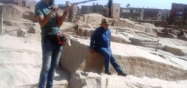 حواس يبدأ تصوير برنامج وثائقي عن الآثار المصرية بالمعالم الأثرية في أسوان