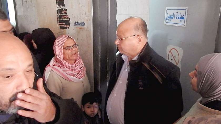 اللواء خالد عبد العال محافظ القاهرة، في زيارة لمستشفى التبين العام