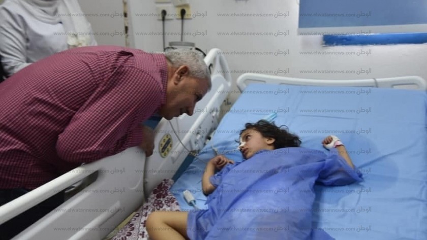 محافظ مطروح خلال زيارته للطفله ساندى بالعناية المركزة بمستشفى مطروح العام