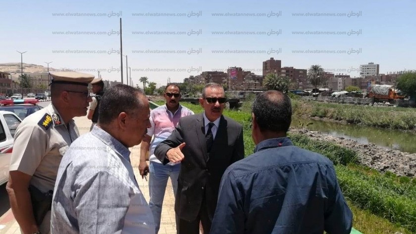 محافظ أسيوط يلتقي ممثلي أهالي وسائقي قرى "درنكه وريفا والزاوية"