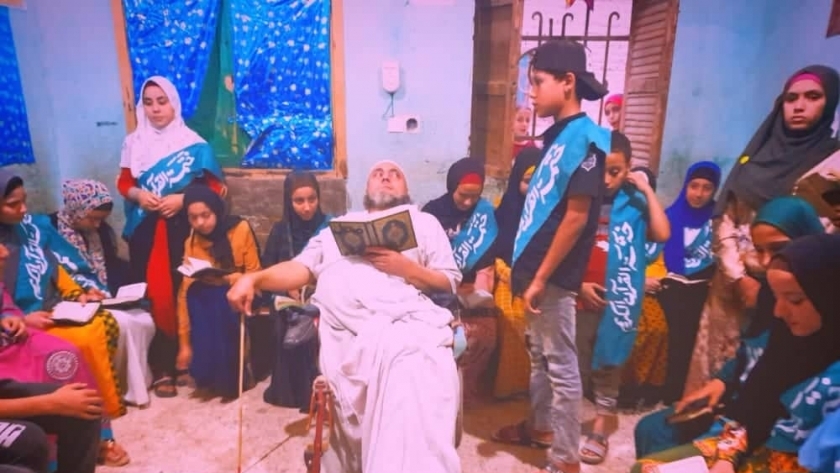 الشيخ إبراهيم مراون يحفظ الأطفال القرآن