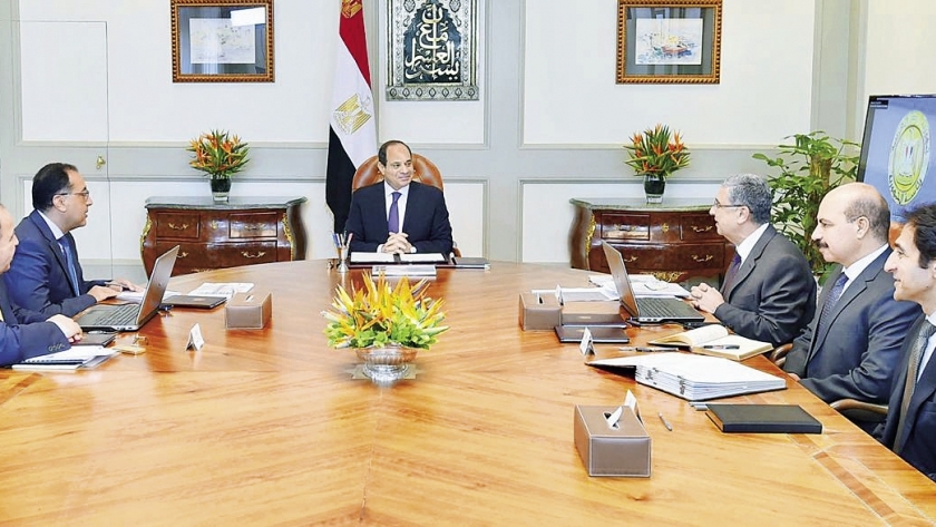 الرئيس خلال اجتماعه مع رئيس الوزراء ووزيرى الكهرباء والمالية