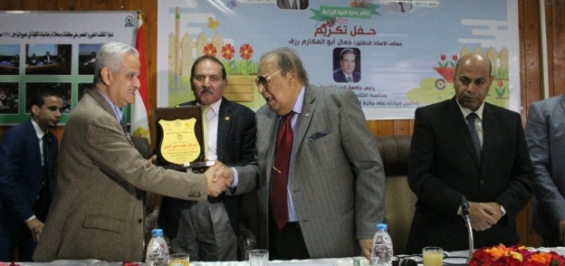 تكريم الدكتور جمال أبو المكارم رئيس جامعة المنيا الأسبق