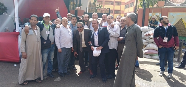 لجنة الجبرتي بمنشأة ناصر مواطنون يلتقطون صور تذكارية وسط الأغاني الوطنية