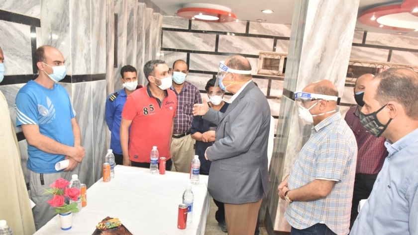 محافظ أسيوط يشهد حفل شفاء 6 حالات من مصابي كورونا وخروجهم من مستشفى "الشاملة"