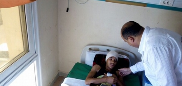 اللواء علاء ابوزيد محافظ مطروح خلال تفقده لمستشفى العلمين للاطمئنان على مصابى حادث الاتوبيس