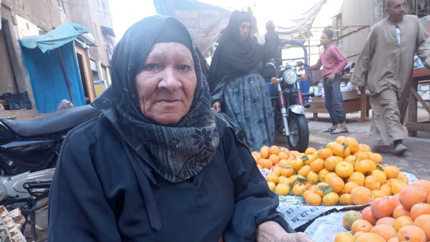 حكاية كفاح «الحاجة محاسن» في بني سويف: أبيع الخضار منذ 60 عاما وربيت 7 أبناء