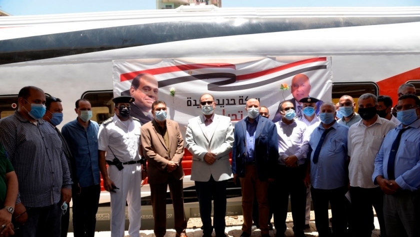 محافظ أسيوط يشهد انطلاق إحدى القطارات الجديدة عالية المستوى بمحطة السكة الحديد